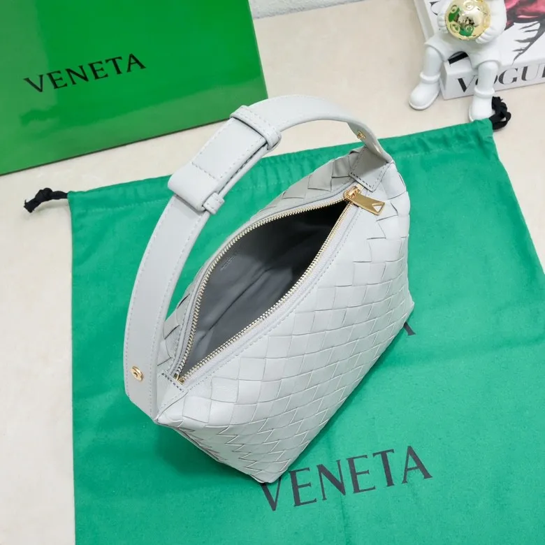 Batch 1360 #BvWallace Shoulder Lunch Bag 🔥 A lunch box bag that you can just grab and go. It is made of classic intrecciato weaving technology and reflects the craftsmanship of Bottega. The entire bag is made of top-grade happa lambskin. It is very soft and lightweight. The small bag shape is cute and exquisite. The interior capacity is also very large and can be carried under the arm. It is quite practical! The bottom of the bag is made of gold metal to prevent wear and tear. The details are really good! Choose this elegant commuting bag for Zaoba people~ Size: 22x13x9.5, model number; 7748#